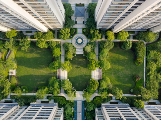 Nachhaltiger Grünpark zwischen Gebäuden