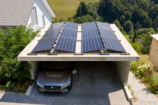 Carport mit Photovolataikanlage auf dem Dack, 12 Module